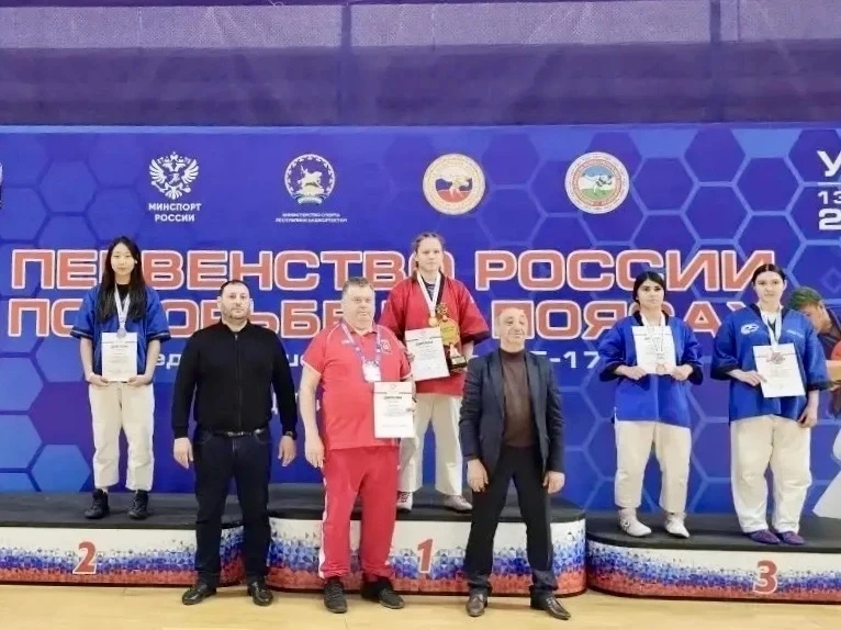 Манжикова София - серебряный призер Первенства России по борьбе на поясах среди юношей и девушек 15-17 лет.